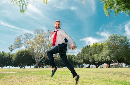 Téléchargez les photos : Homme d'affaires en course prêt à courir saut et sprint - en image libre de droit