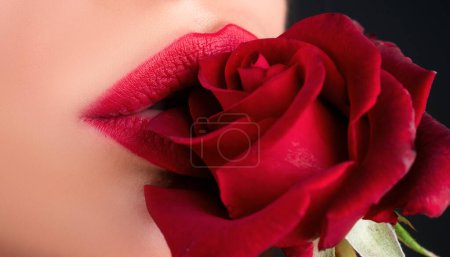 Téléchargez les photos : Des lèvres rouges sensuelles. Lèvres avec du rouge à lèvres en gros plan. Belle femme lèvres avec rose. Belle femme lèvres avec rose - en image libre de droit