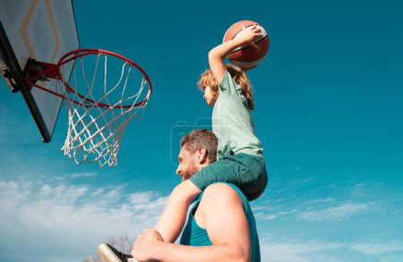 Vater und Sohn spielen Basketball. Vater und Kind verbringen Zeit miteinander