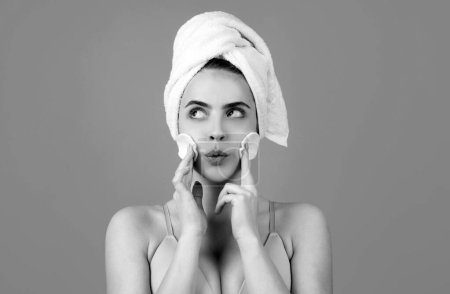 Téléchargez les photos : Belle fille avec une serviette sur la tête, traitement du visage, cosmétologie, beauté et spa - en image libre de droit