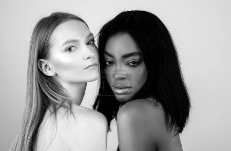 Téléchargez les photos : Interracial lesbienne LGBT multiethnique mixte nation couple femme amical relations - en image libre de droit