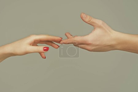 Foto de Tocar dedos. Ayudando a las manos. Tomando la mano, de cerca. Echando una mano. Rescate, ayuda gesto o manos. Relaciones de salvación. Signo de ayuda y esperanza. Brazo de ayuda, caridad - Imagen libre de derechos