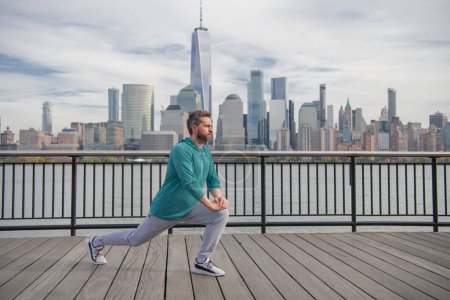 Foto de Ejercicios Man Doing en Nueva York al aire libre. Entrenamiento de hombre feliz en la ciudad de Nueva York. Motivación de corredores senior para entrenamiento de fitness, energía y ejercicio saludable. Deporte, fitness y ejercicio - Imagen libre de derechos