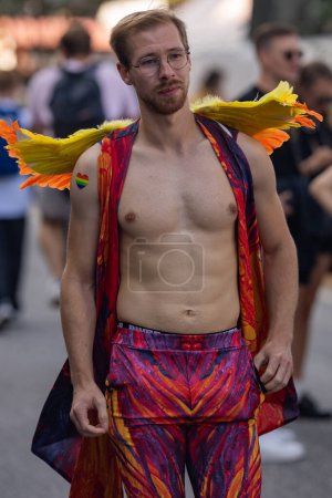 Téléchargez les photos : Hambourg Gay Pride, 5 août 2023 : Communauté gay et transgenre transgenre queer et pansexuel. Funky fou queer hommes. Défilé gay. Personnes androgynes non binaires - en image libre de droit