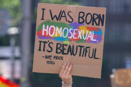 Téléchargez les photos : Hambourg Gay Pride, 5 août 2023 : Journée de la fierté pour la liberté sexuelle, la célébration de la diversité amoureuse et la lutte pour les droits humains. Couple homosexuel. Personne transgenre. Mois de la fierté. Gueer people - en image libre de droit