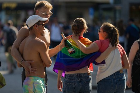 Téléchargez les photos : Hambourg Gay Pride, 5 août 2023 : Funky crazy queer people. Gay pride parade. Orientation sexuelle masculine. Mois de la fierté. Fierté gay. Personne transgenre. Lgbtqia lgbt ou lgbtq communauté - en image libre de droit