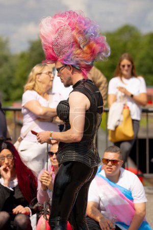 Téléchargez les photos : Hambourg Gay Pride, 5 août 2023 : Femme transgenre. Gay pride parade. Identité de genre. Journée transgenre et fierté LGBT. Lesbiennes, gais, bisexuels, transgenres, queer et pansexuels - en image libre de droit
