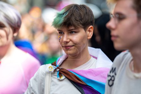 Téléchargez les photos : Hambourg Gay Pride, 5 août 2023 : Gay pride. Identité de genre. Journée transgenre et fierté LGBT. Défilé gay, communauté bisexuelle, transgenre, queer et pansexuée. Orientation sexuelle - en image libre de droit