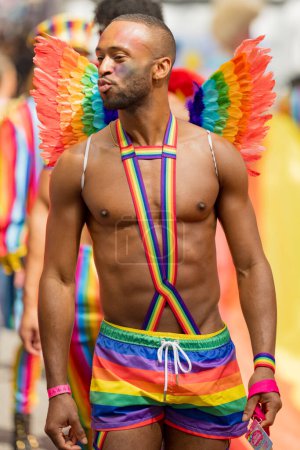 Téléchargez les photos : Hambourg Gay Pride, 5 août 2023 : Fierté et CDD. Un gay en parade gay. Diversité et droits de l'homme. Journée transgenre et fierté LGBT Concept LGBTQ. Journée de la fierté pour la sexualité liberté amour diversité - en image libre de droit