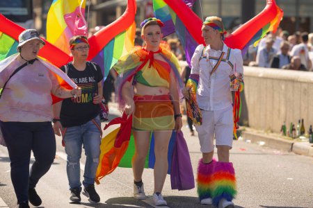 Téléchargez les photos : Hambourg Gay Pride, 5 août 2023 : Diversité et droits humains. Identité de genre. Défilé gay. Funku fou queer hommes. Mois de la fierté. Couple homosexuel. Homme Transgenre personne - en image libre de droit