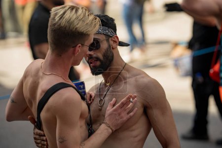 Foto de Hamburgo, Orgullo Gay, 5 de agosto de 2023: Pareja gay se besa en el desfile gay. Concepto sexual. Día del orgullo por la libertad sexual celebración de la diversidad amorosa y la lucha por los derechos humanos. Gays Bisexuales amantes besos - Imagen libre de derechos