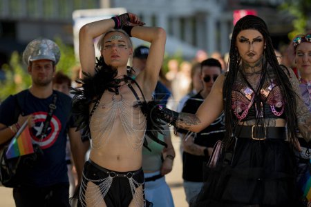 Foto de CSD Hamburg Pride, 5 agosto 2023: Lesbian Gay Bisexual Transgender Queer and Pansexual community. Hombre gay en el desfile gay. Orgullo LGBT. Hombre gay y concepto de sexo. Día del Transgénero y orgullo LGBT - Imagen libre de derechos