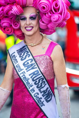 Téléchargez les photos : CSD Hamburg Pride, 5 août 2023 : Transgenre portant du maquillage trans et des vêtements de femme. Un peuple transgenre à la fierté gay LGBT. Concept transsexuel. Diversité et droits de l'homme - en image libre de droit
