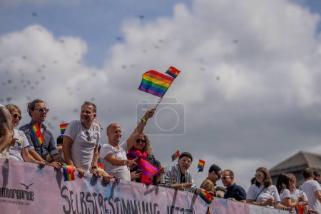 Téléchargez les photos : Hambourg Gay Pride, 5 août 2023 : Égalité des sexes. Même sexe. Concept de sexe. Du genre fluide. Femme transgenre. Gay pride parade. Communauté de Lgbtqia, lgbt ou lgbtq. Fierté gay. Personnes androgynes non binaires - en image libre de droit