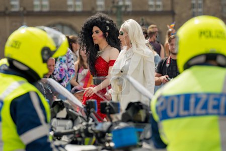 Téléchargez les photos : Hambourg Gay Pride, 5 août 2023 : Transgenre portant du maquillage trans et des vêtements de femme. Égalité des sexes. Même sexe. Un peuple transgenre à la fierté gay LGBT. Concept transsexuel - en image libre de droit