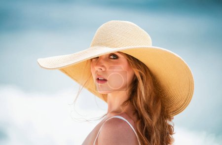 Téléchargez les photos : Portrait de modèle féminin posant sur la plage. Été femme à la mode, jeune belle femme visage - en image libre de droit