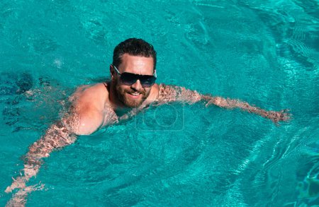 Téléchargez les photos : Week-end d'été. Vacances d'été. Un homme heureux dans la piscine. Fête de piscine. Station estivale - en image libre de droit
