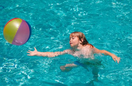 Foto de Niño en piscina con anillo de juguete inflable. Vacaciones de verano para niños. Nadar para niños en flotador. Playa mar y agua diversión - Imagen libre de derechos