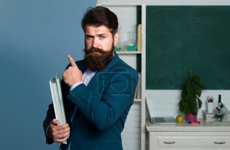 Téléchargez les photos : Portrait de professeur masculin avec livre sur fond de couleur. Espace de copie pour le texte - en image libre de droit