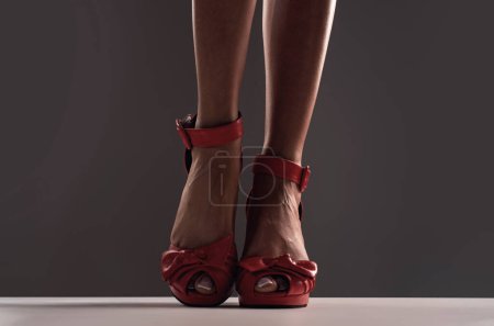 Foto de Sexy pierna larga de mujer sexy en zapatos de tacón alto. Modelo de tacones altos. Banner para fiesta sexy, club nocturno. Zapatos femeninos de moda en un fondo de estudio, espacio de copia. Zapatos de moda - Imagen libre de derechos