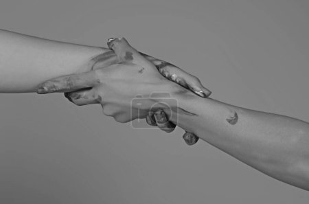 Foto de Ayudando a la mano. Tomando la mano, de cerca. Echando una mano. Rescate, ayuda gesto o manos. Relaciones de salvación. Mano extendiéndose para ayudar, relaciones. Rescate, gesto de ayuda o manos - Imagen libre de derechos