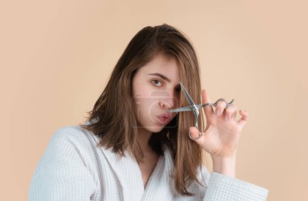 Téléchargez les photos : Femme drôle ayant ses cheveux coupés avec des ciseaux - en image libre de droit
