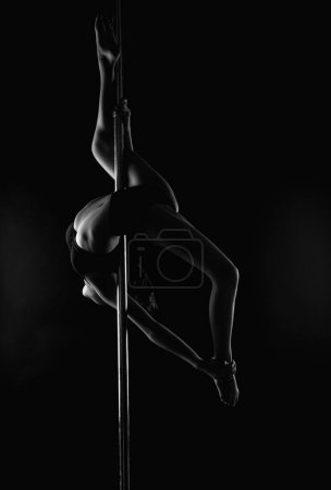 Hermosa bailarina posando sobre fondo gris estudio. Mujer sexy flexible. Chica sensual estiramiento ajuste cuerpo delgado. Elegante gimnasta femenina posando con un cuerpo en forma perfecta. Barriles de estiramiento