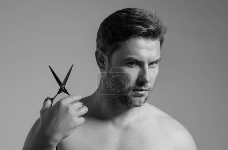 Foto de Hombre caucásico tratando de hacer un corte de pelo por sí mismo con tijeras. Corte de pelo masculino. Tijeras de peluquería, peluquería. Tijeras de peluquero. Cortar el concepto de cabello. Estilo de pelo para hombre y corte de pelo - Imagen libre de derechos