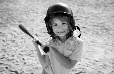 Téléchargez les photos : Drôle de gamin à batte à un match de baseball. Gros plan portrait d'enfant - en image libre de droit