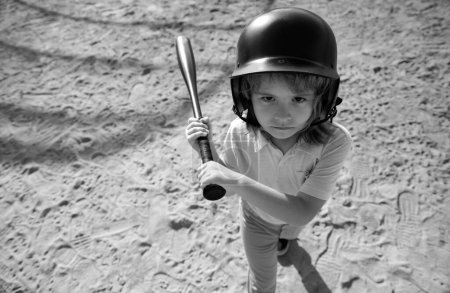 Téléchargez les photos : Un gamin tenant une batte de baseball. Pitcher enfant sur le point de jeter dans le baseball des jeunes - en image libre de droit