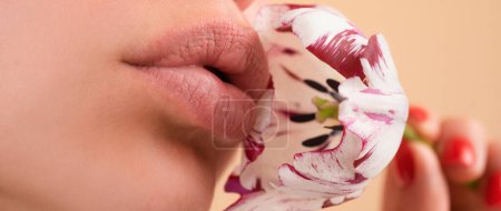 Téléchargez les photos : Des lèvres rondes et sexy. Gros plan bouche féminine. Parfait maquillage naturel des lèvres. Fermer une partie du beau visage de la femme. Lèvres isolées. Injections de remplissage, chirurgie plastique, collagène et traitements - en image libre de droit