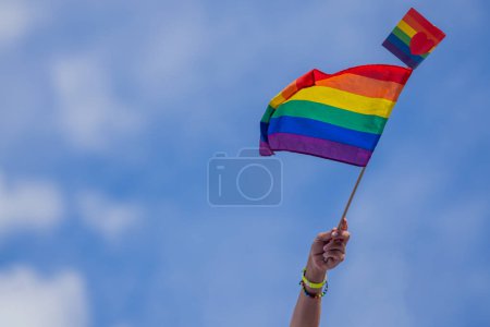 Téléchargez les photos : Main tenant drapeau gay arc-en-ciel, symbole du peuple lgbt, diversité des genres amour. Mois de la fierté communautaire de Lgbtq. Drapeau lgbt. Gay pride parade. Mois de fierté - en image libre de droit
