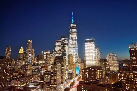Foto de Nueva York Manhattan al amanecer. Manhattan de noche. NYC Vista aérea nocturna del Midtown Manhattan. skyline de Manhattan con WTC. Monumentos famosos, rascacielos skyline. Tráfico nocturno en la gran ciudad - Imagen libre de derechos