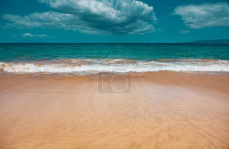 Téléchargez les photos : Fond marin, nature de plage tropicale d'été avec des rayons de soleil. Plage de sable, eau de mer avec espace de copie, concept vacances d'été - en image libre de droit