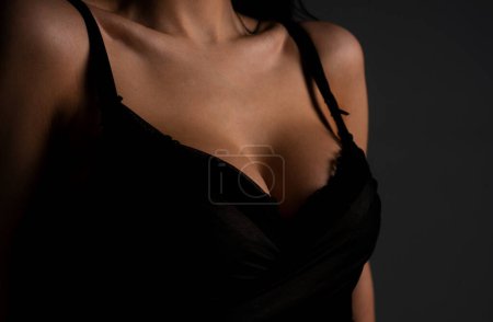 Téléchargez les photos : Sexy woman breast. Boobs in bra, sensual tits. Beautiful slim female body. Lingerie model. Closeup of sexy female boob in black bra - en image libre de droit