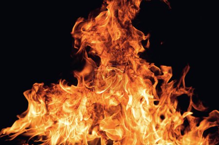 Aislamiento de llama de fuego sobre fondo negro. Quemar llamas, textura abstracta. Diseño de arte para patrón de fuego, textura de llama