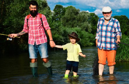 Père enseigne à son fils comment pêcher à la mouche dans la rivière. Petit garçon voler pêche sur un lac avec son père et son grand-père