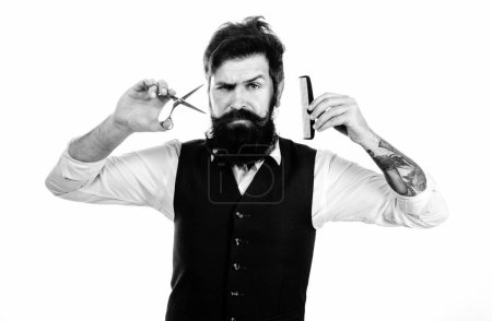 Foto de Hombre barbudo, retrato de hombre con barba larga y bigote. Peine de peluquero y tijeras para peluquería. Peluquería vintage, afeitado - Imagen libre de derechos