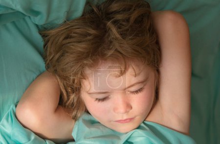 Téléchargez les photos : Portrait rapproché de petits garçons dormant au lit - en image libre de droit