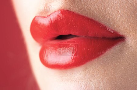 Téléchargez les photos : Rouge à lèvres rouge. Maquillage brillant pour lèvres naturelles dodues. Rouge à lèvres et pommade. Ferme les lèvres rouges. Du rouge à lèvres rose. Pommade. Appliquer du rouge à lèvres. Maquillage en cours - en image libre de droit