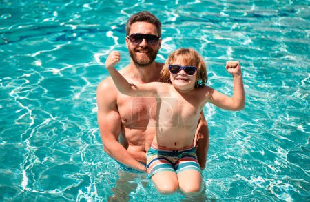 Téléchargez les photos : Famille dans piscine. Père et fils en vacances d'été. Fête de piscine. Enfant avec papa jouant dans la piscine - en image libre de droit