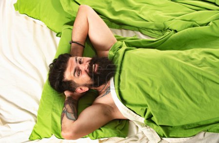Foto de Despierta. Hora de dormir. Hombre barbudo hipster teniendo problemas con el sueño - Imagen libre de derechos