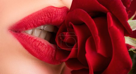 Téléchargez les photos : Lèvres de femme avec rouge à lèvres rouge. Baume sensuel pour les lèvres des femmes. Lèvres rouges à lèvres brillantes. Gros plan, macro avec de belles bouches - en image libre de droit