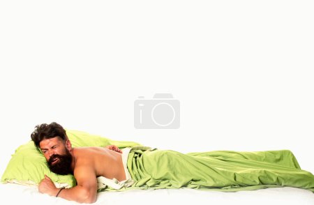 Foto de Hombre guapo duerme en el dormitorio acostado en la cama. Buenos días. Hora de dormir. Concepto de hombre siesta - Imagen libre de derechos