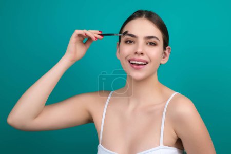 Téléchargez les photos : Mascara eyebrows. Natural beauty brows. Eyebrows coloring and lamination. Woman combing eyebrows. Makeup and cosmetology concept. Eyebrow shape modeling - en image libre de droit