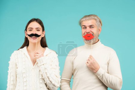 Téléchargez les photos : Concept de genre. Couple de femme avec moustache et homme aux lèvres rouges. Égalité des sexes. Identité transgenre, égalité et droits de l'homme - en image libre de droit
