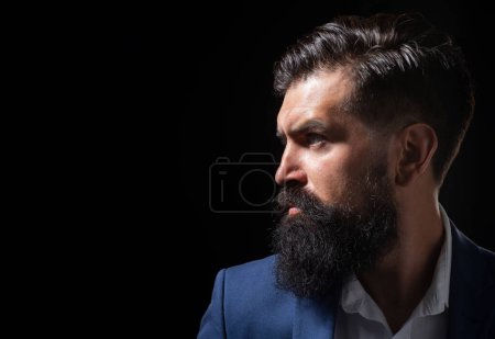 Téléchargez les photos : Profil masculin avec barbe et moustache. Shampooing et revitalisant pour une barbe propre et douce. Soins de beauté homme, soins des cheveux du visage. Huile de barbe - en image libre de droit