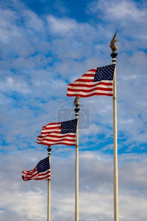 Téléchargez les photos : Drapeau américain agitant dans le vent avec beau ciel bleu en arrière-plan. Drapeau américain sur ciel bleu USA. Drapeau agitant. Jour de l'indépendance. Le 4 juillet. Votes - en image libre de droit