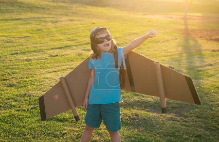 Foto de Kid superhero with jetpack. Child pilot play on summer day. Success, leader and winner concept. Imagination and freedom. Dreaming, freedom and traveling - Imagen libre de derechos