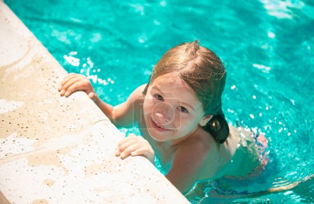 Téléchargez les photos : Un gamin nage dans la piscine. Concept vacances d'été - en image libre de droit